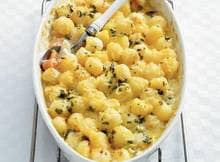 Met een lekker kaaskorstje komt deze schotel uit de oven. Eet ‘m met sugarsnaps en knoflookboter.