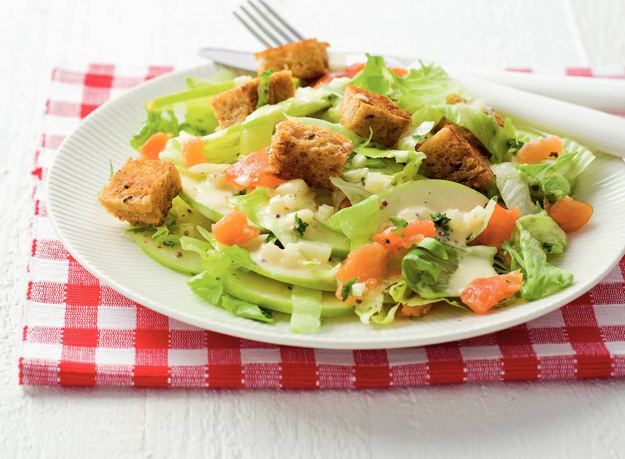 Frisse maaltijdsalade met appel en zalm
