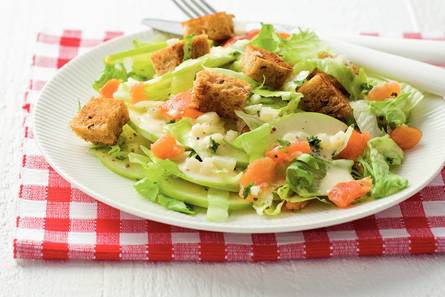 Frisse maaltijdsalade met appel en zalm