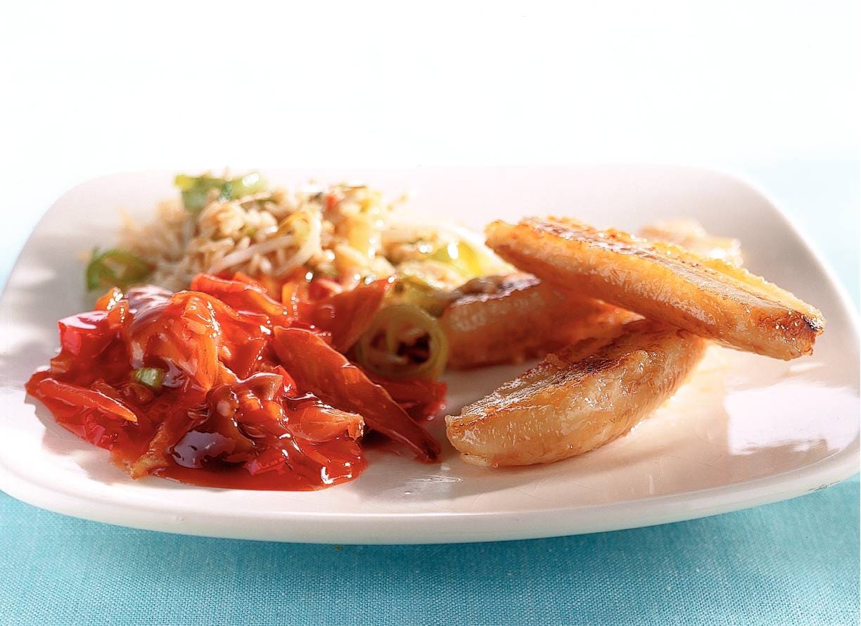 Nasi met gebakken banaan en makreel