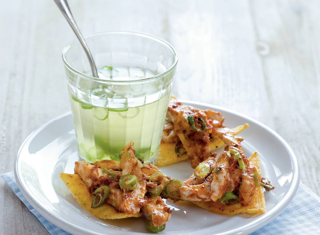 Mini-kip-a-soup met tortilla belegd met kipsalade