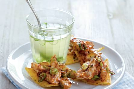 Mini-kip-a-soup met tortilla belegd met kipsalade