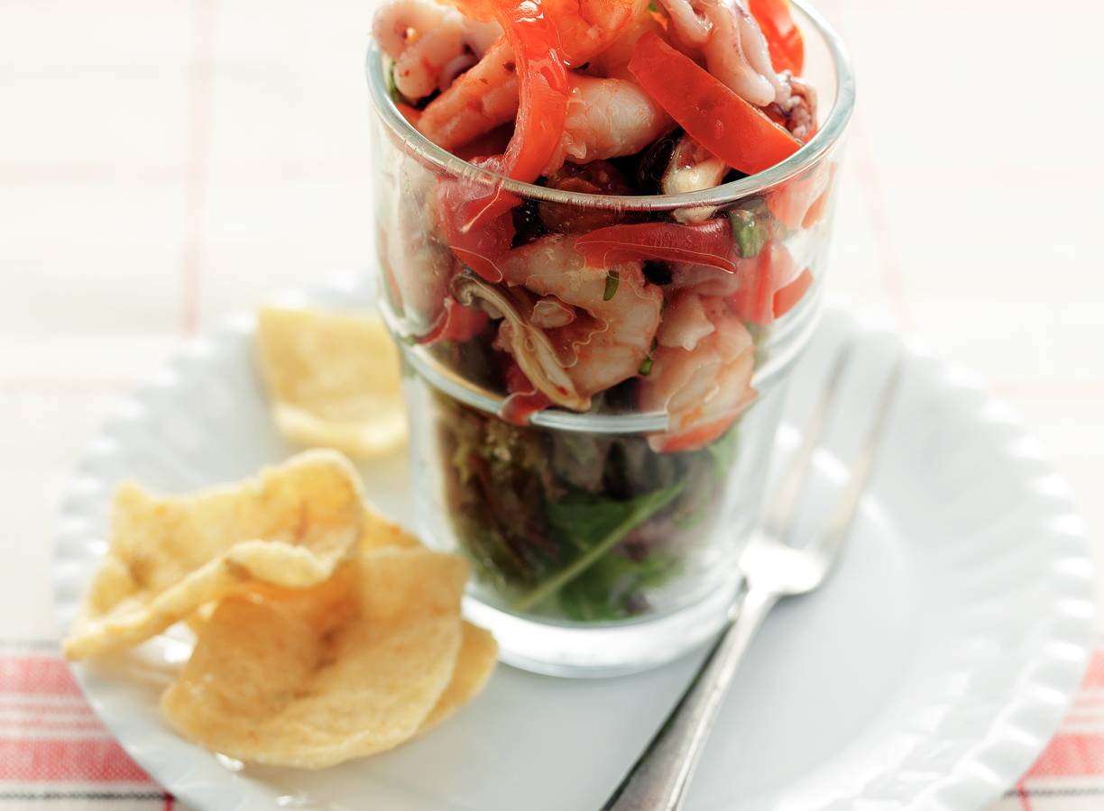 Cocktail van pittige fruits de mer met tomaat