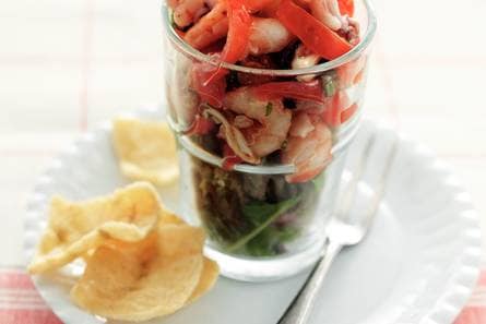 Cocktail van pittige fruits de mer met tomaat