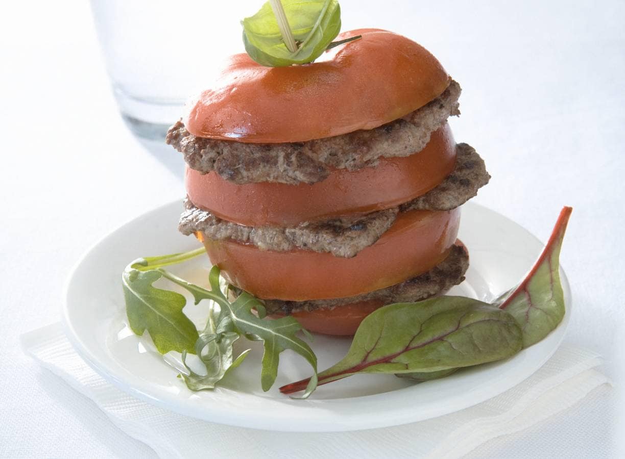 Clubgehakt met tomaten, balsamico en basilicum