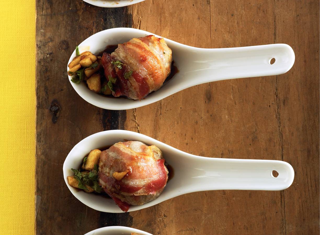 Spekballetjes met appelstroopdip