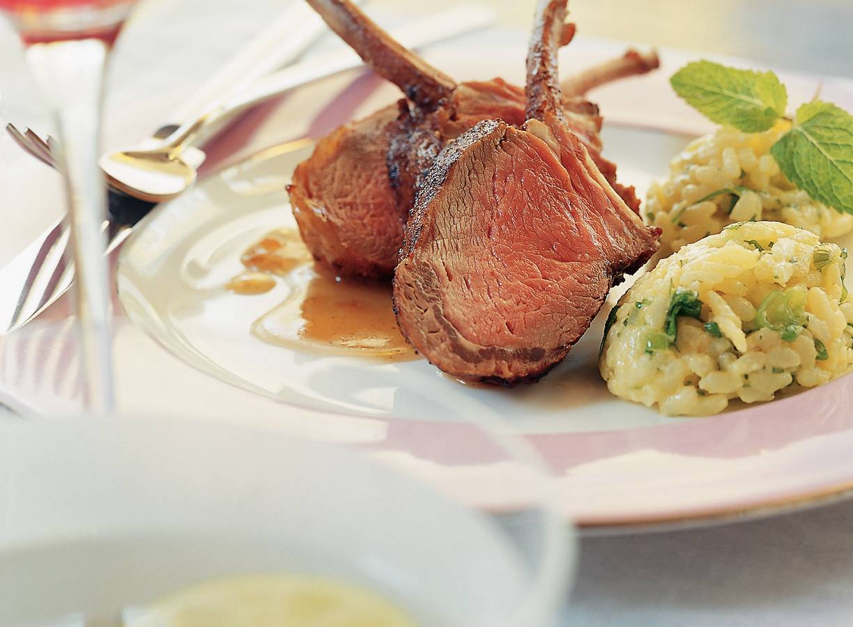 Kruidige lamsrack met munt-risotto en abrikozenjus