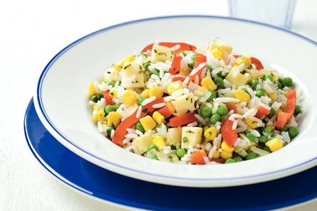 Rijstsalade met mais en kaas