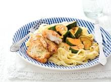 Pasta en pangasius vormen een goed koppel in dit gerecht met romige pestosaus.