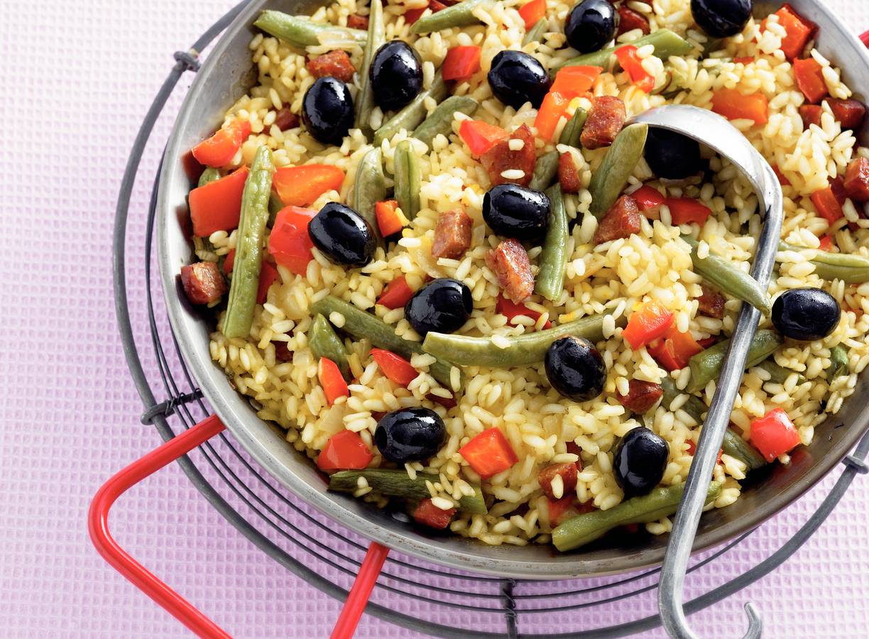 Uit-de-oven paella met chorizo, sperziebonen en olijven