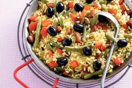 Uit-de-oven paella met chorizo, sperziebonen en olijven