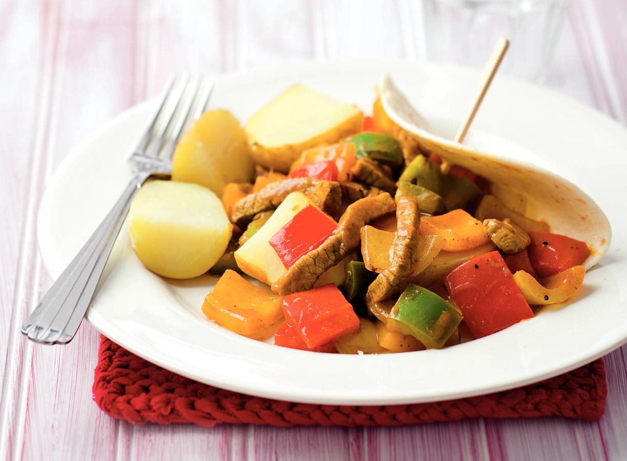Gewokte runderreepjes met paprika, aardappel en 'roti'