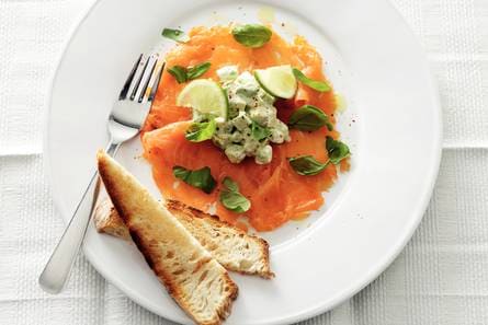 Gerookte zalm met avocadosalsa