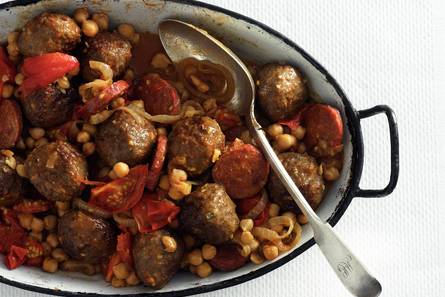 Gehaktballetjes met salami en kikkererwten