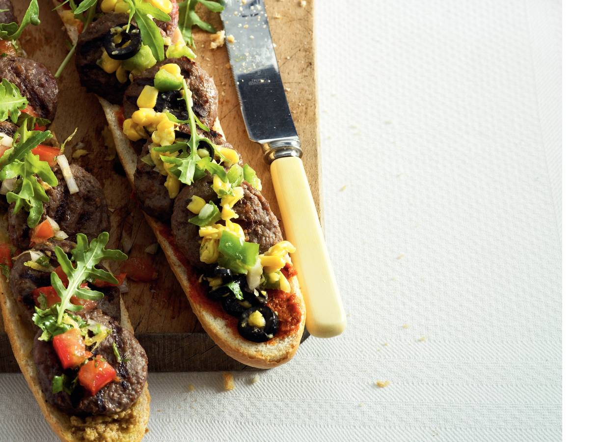 Stokbrood met hamburgertjes en salsa