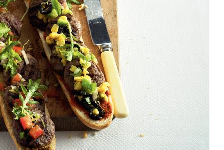 Stokbrood met hamburgertjes en salsa
