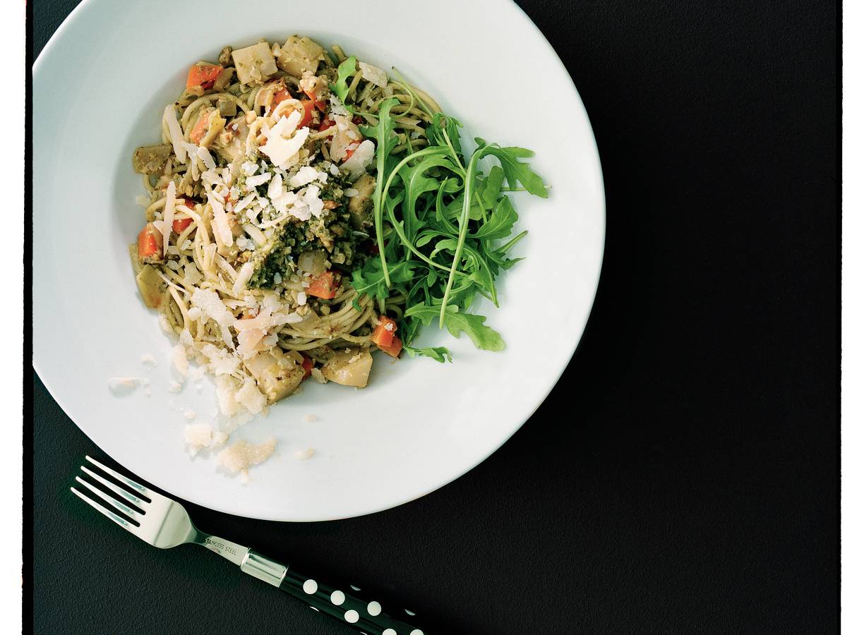 Spaghetti met walnotenpesto en wortelgroenten
