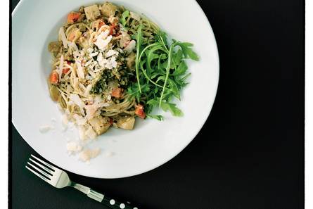 Spaghetti met walnotenpesto en wortelgroenten