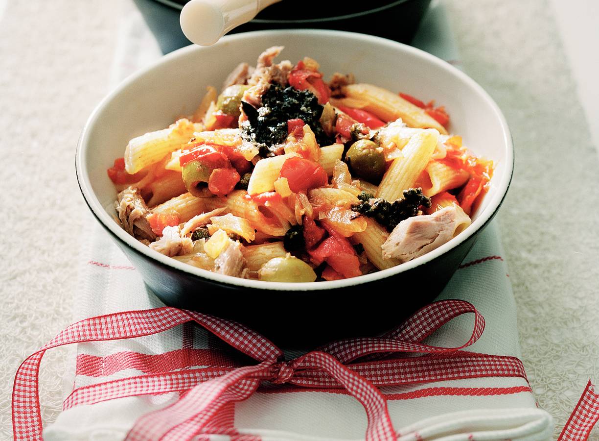 Penne met tonijn in tomaten-kappertjes