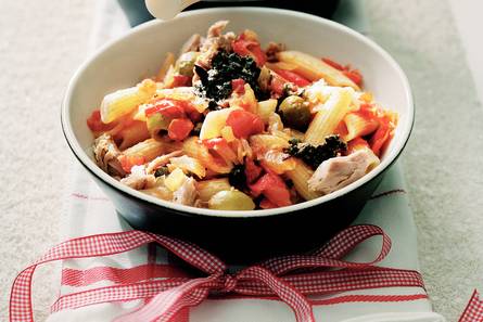 Penne met tonijn in tomaten-kappertjes