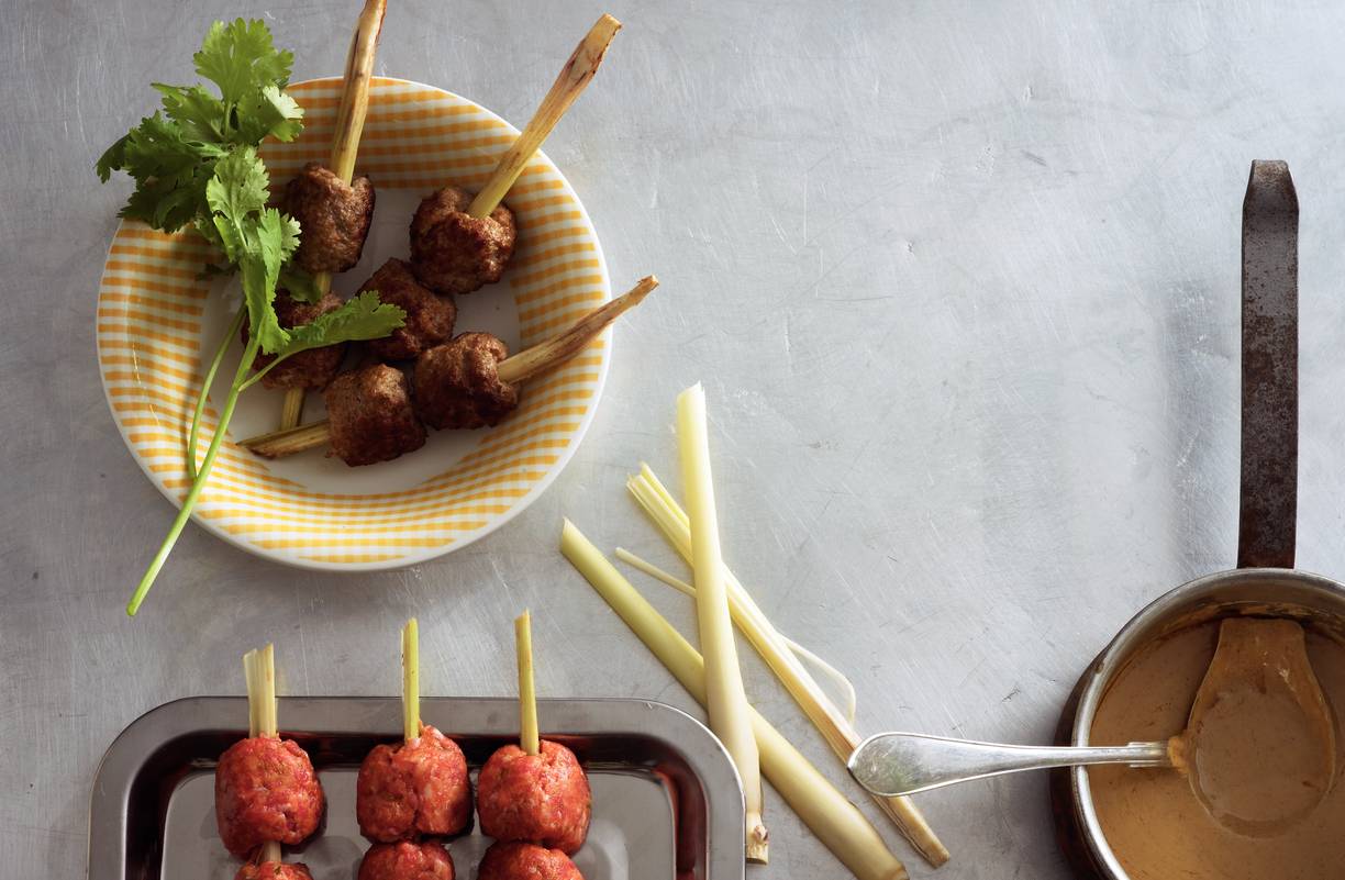 Thaise curryballetjes met pindasaus
