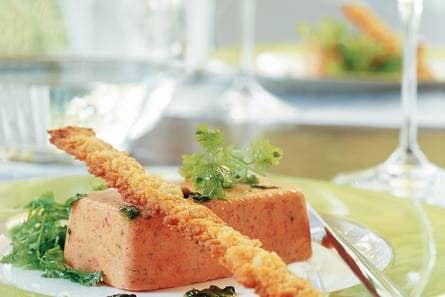 Geroosterde-paprikaroom met kaasstengels en salade