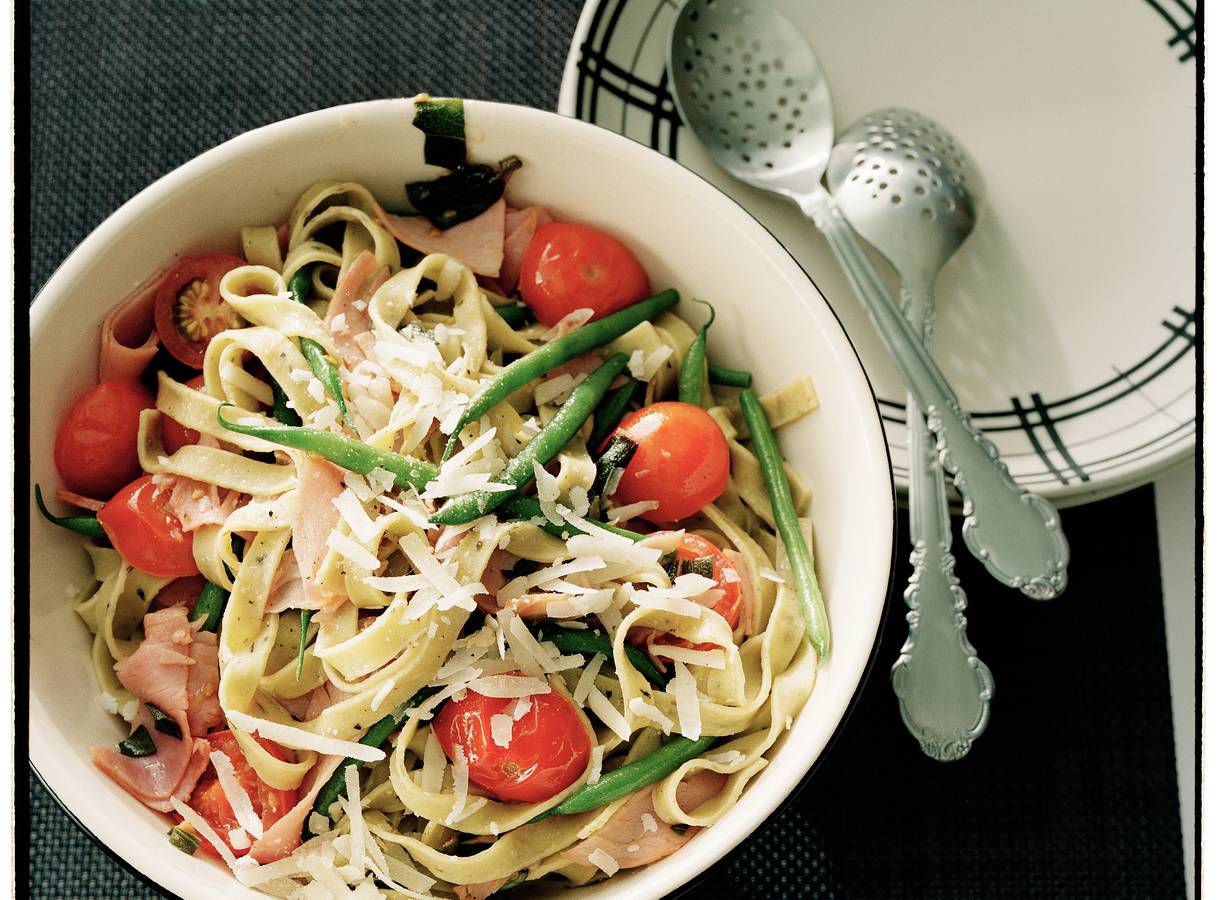 Kruidentagliatelle met haricots verts en ham