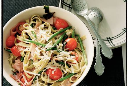 Kruidentagliatelle met haricots verts en ham