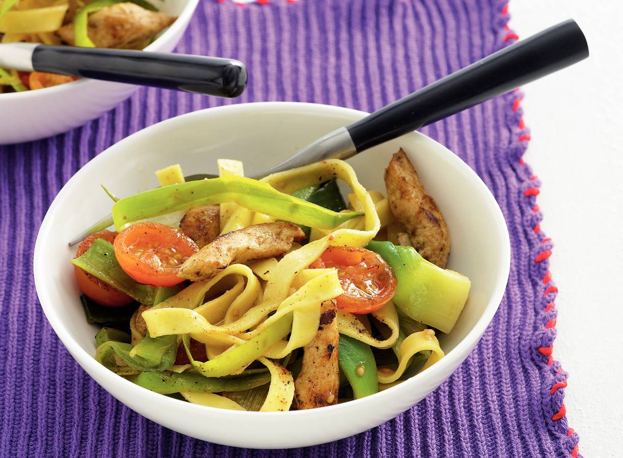 Prei met tagliatelle, romaatjes en kip