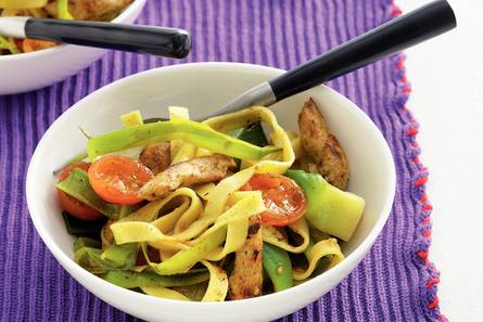 Prei met tagliatelle, romaatjes en kip