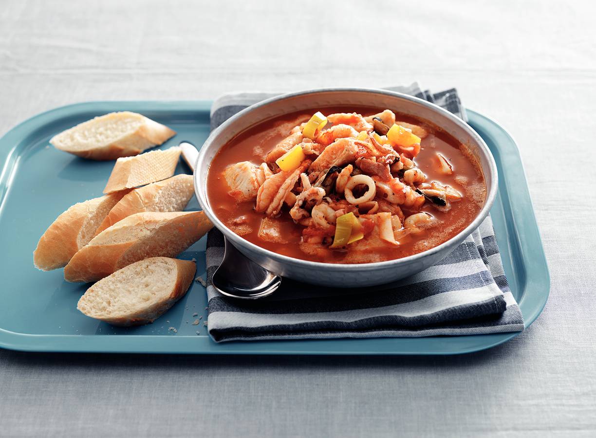 Spaanse vissoep met paprika en tomaat