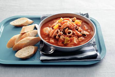 Spaanse vissoep met paprika en tomaat