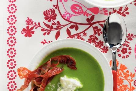 Italiaanse erwtensoep met Parmezaanse room en krokante ham