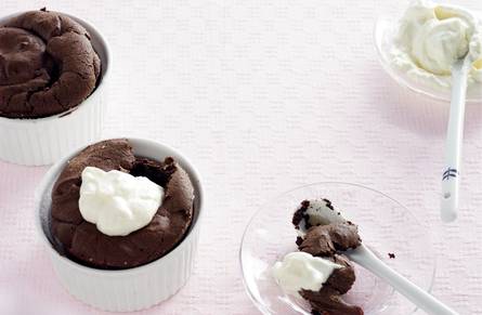 Zachte chocolade-koffiesouffleetjes