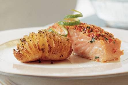 Zalmfilet met rode-peperkorst en limoenaardappeltjes