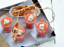 Leuk voorgerecht: klassieke Spaanse soep met basilicumyoghurt én gegrilde kip. 