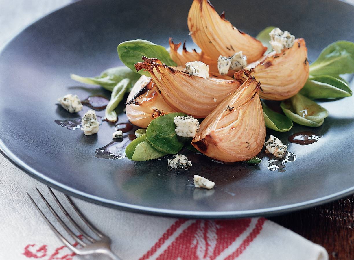 Salade met geroosterde uien en blauwe kaas