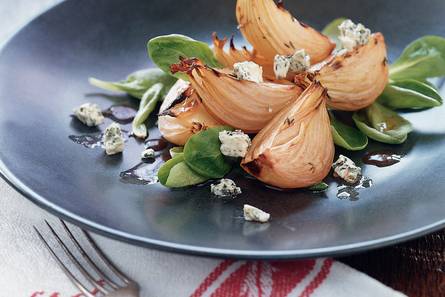 Salade met geroosterde uien en blauwe kaas