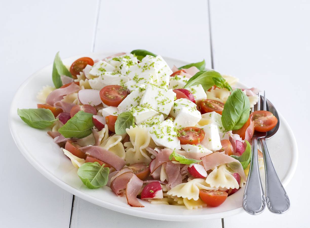 Pastasalade met radijs en rauwe ham