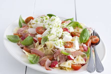 Pastasalade met radijs en rauwe ham