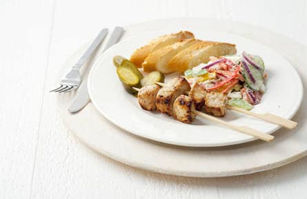Varkenssaté met paprika-komkommersalade