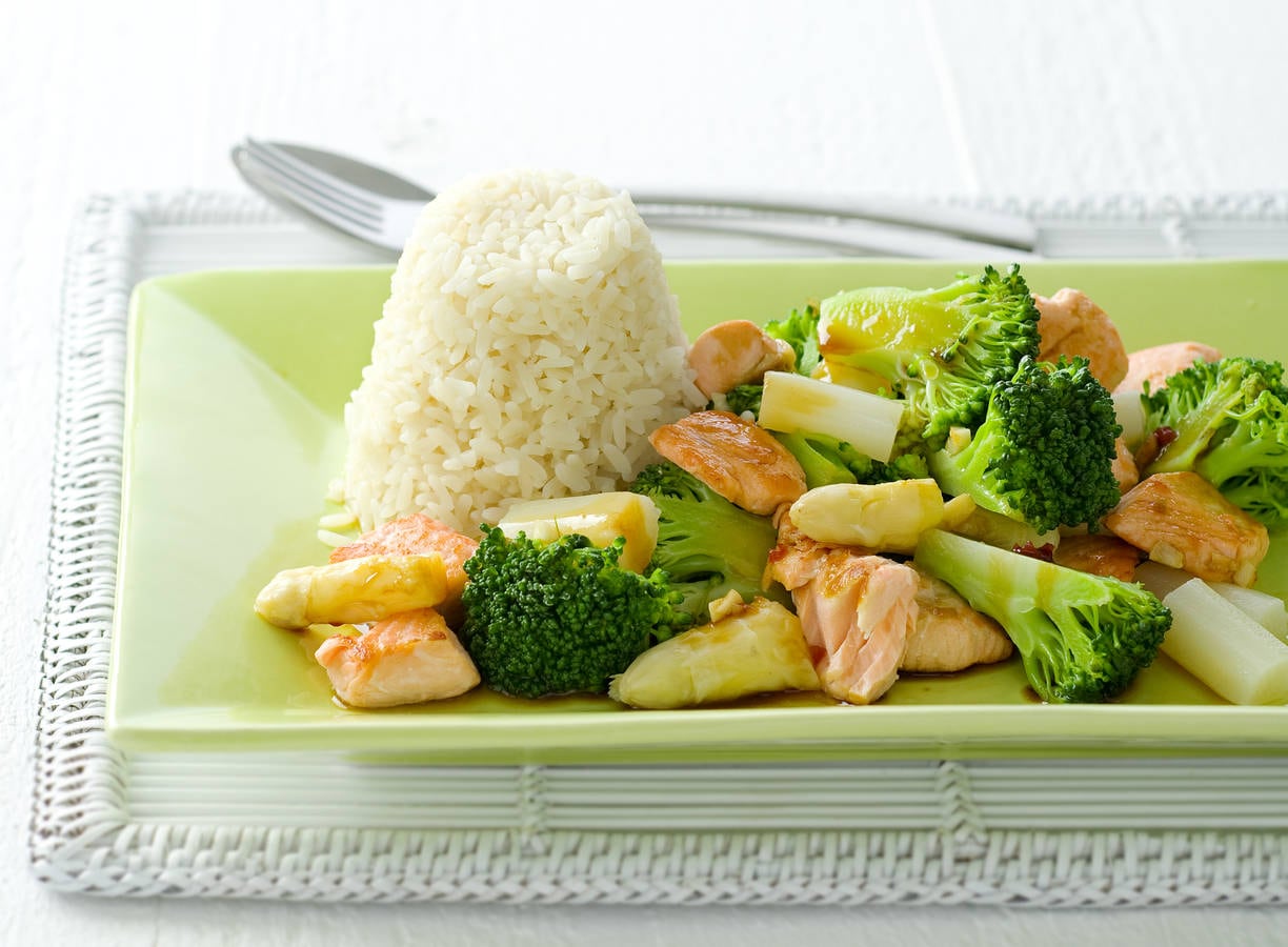 Geroerbakte zalm met witte asperges