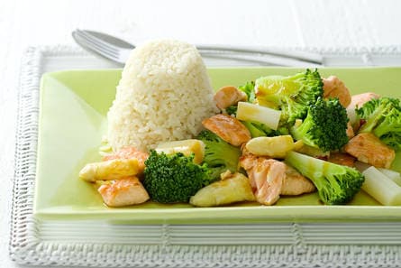 Ge­roer­bak­te zalm met wit­te as­per­ges