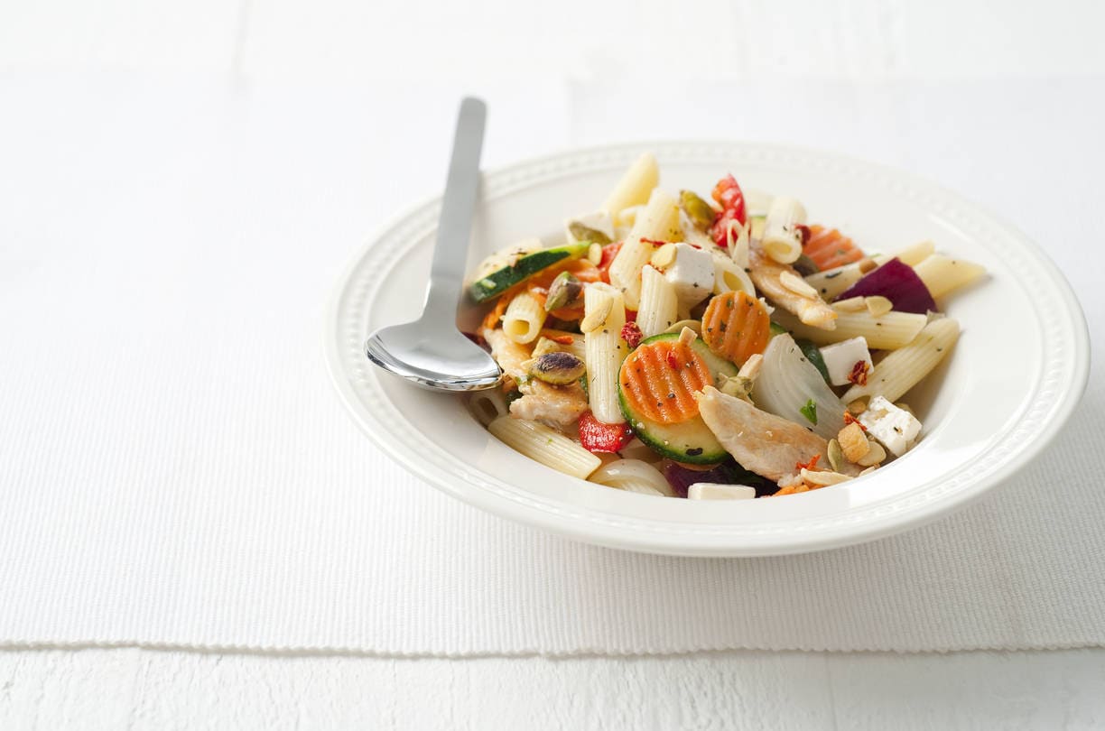 Mediterrane pastasalade met kip
