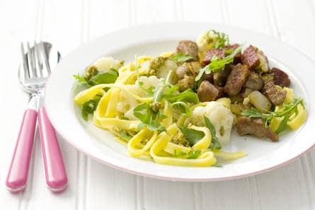 Pastasalade met salami en pesto