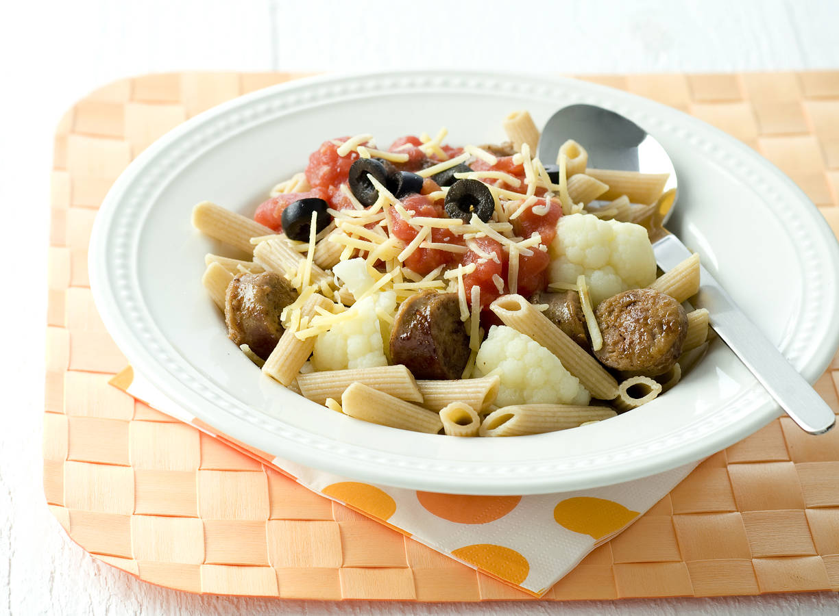 Penne met bloemkool en braadworst