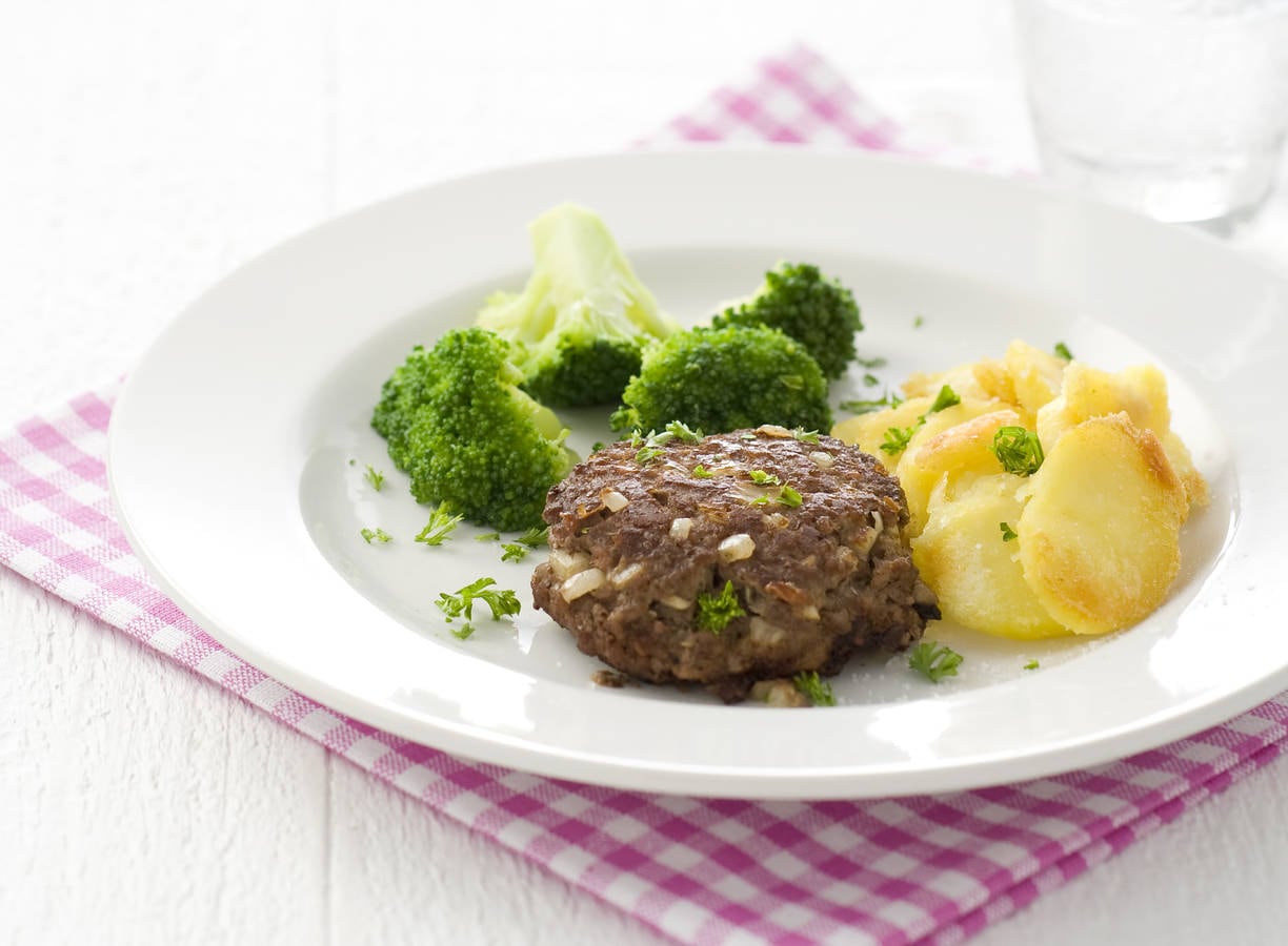 Hamburgers met gebakken aardappelen en broccoli
