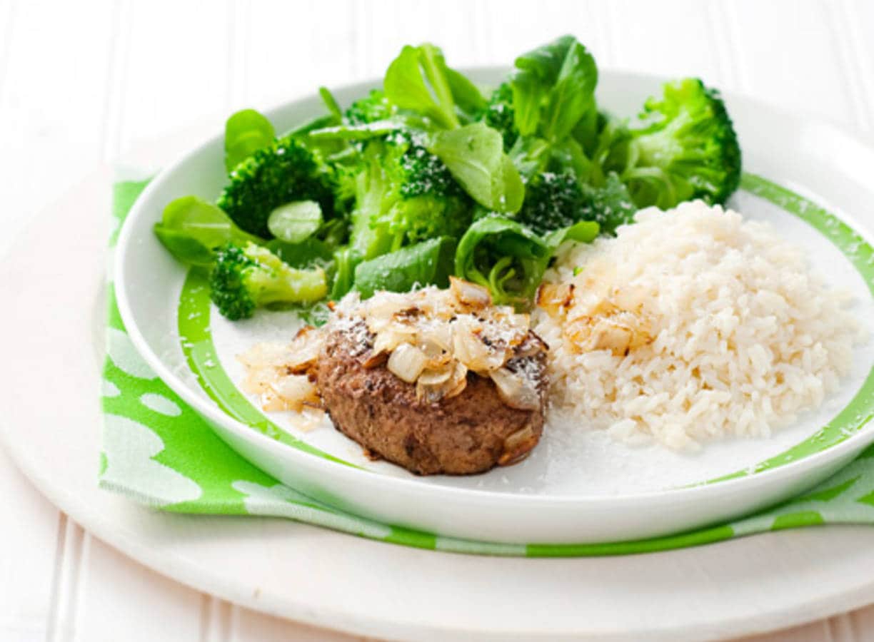 Rundertartaar met rijst en broccoli