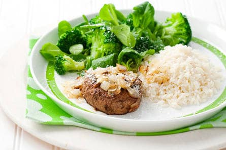 Rundertartaar met rijst en broccoli