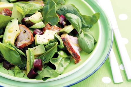 Geroosterde varkenshaas met spinazie en avocado